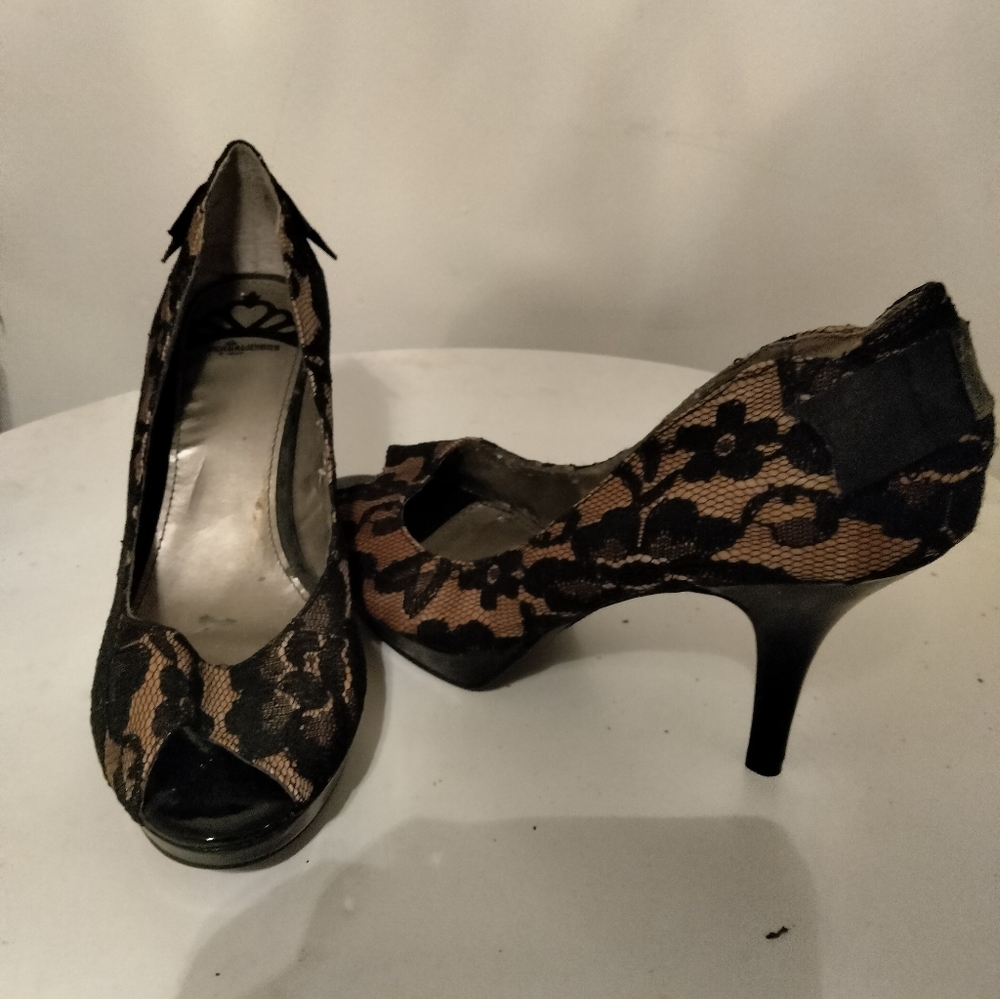 Black laced heels size 10 medium